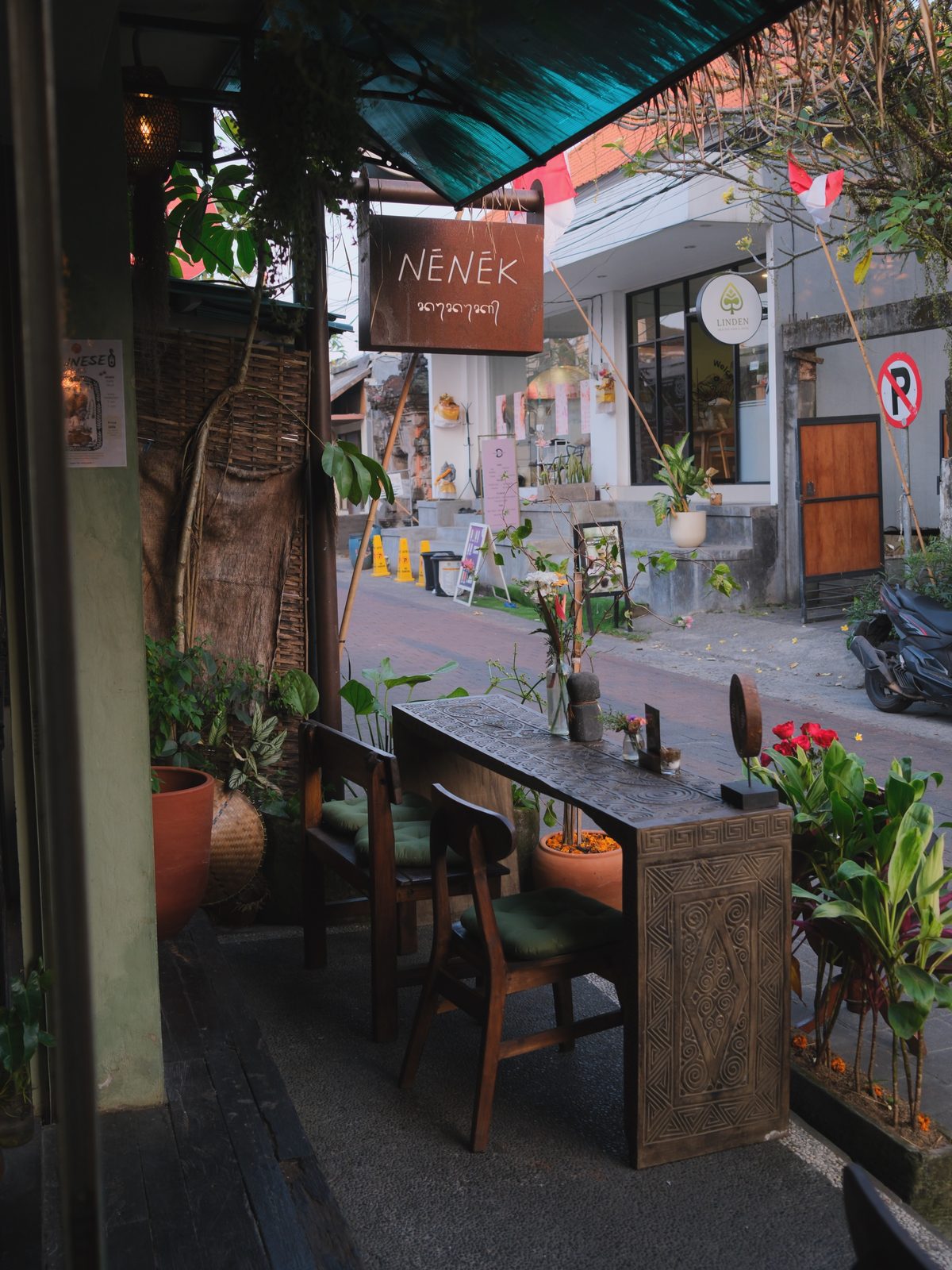 the table by the street — say hi